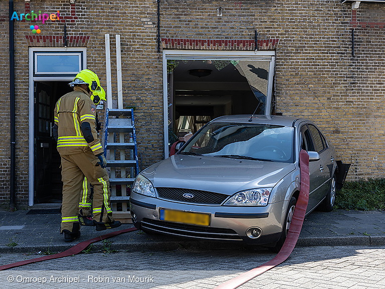 Foto behorende bij Automobilist rijdt eigen gevel aan puin 