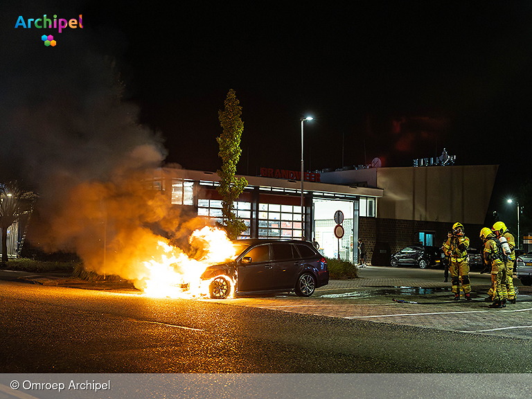 Foto behorende bij Auto uitgebrand tegenover brandweerkazerne 