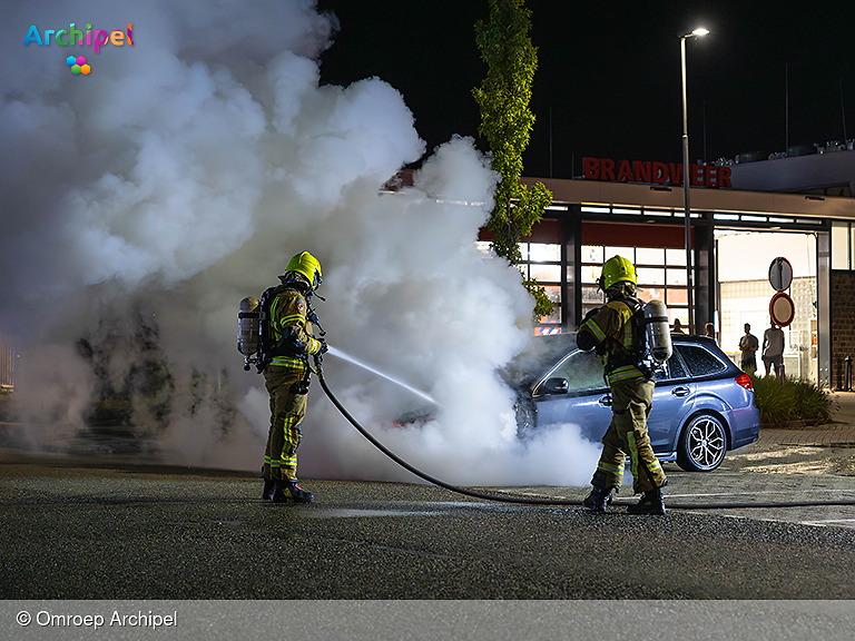 Foto behorende bij Auto uitgebrand tegenover brandweerkazerne 