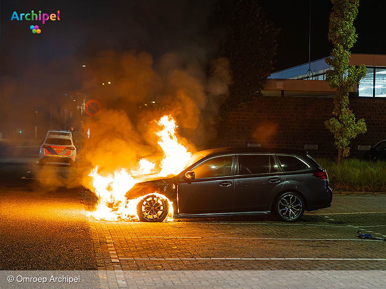 Foto behorende bij Auto uitgebrand tegenover brandweerkazerne 