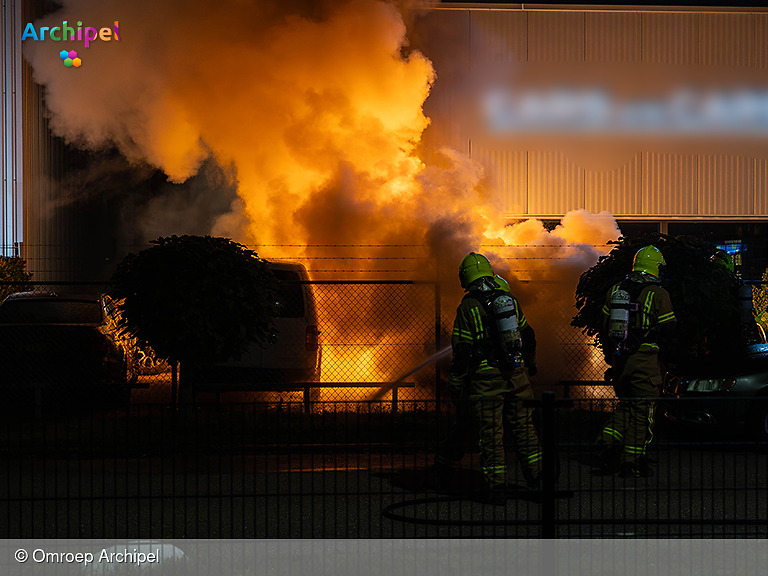 Foto behorende bij Auto volledig uitgebrand, drie andere voertuigen beschadigd