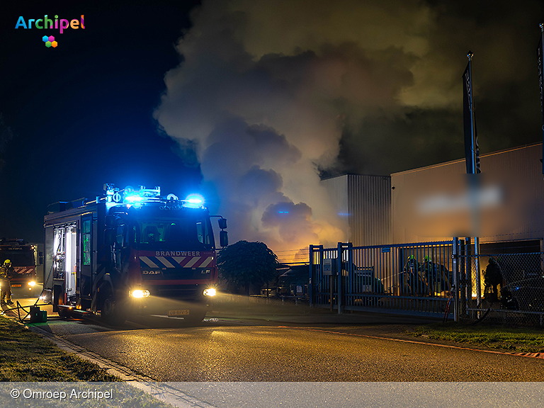 Foto behorende bij Auto volledig uitgebrand, drie andere voertuigen beschadigd