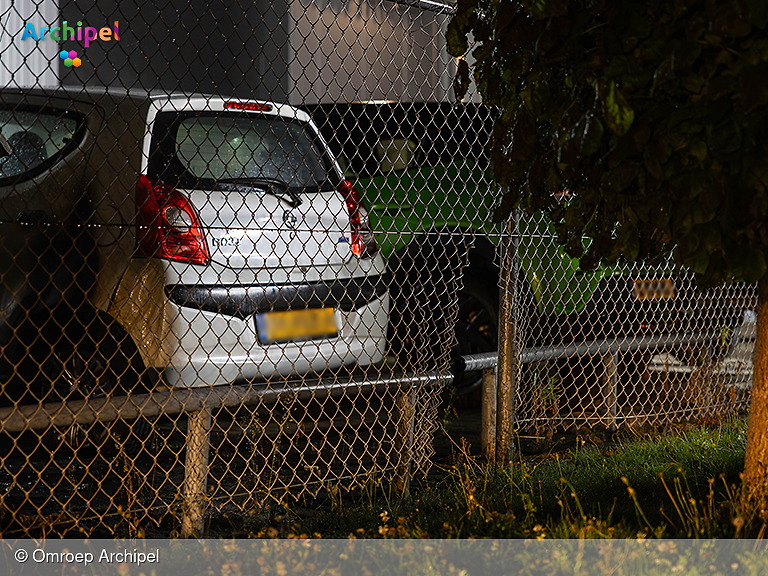 Foto behorende bij Auto volledig uitgebrand, drie andere voertuigen beschadigd