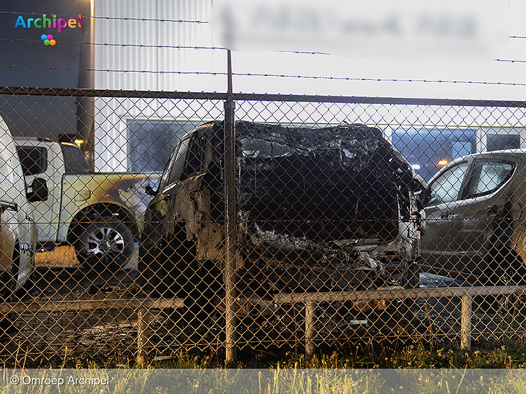 Foto behorende bij Auto volledig uitgebrand, drie andere voertuigen beschadigd