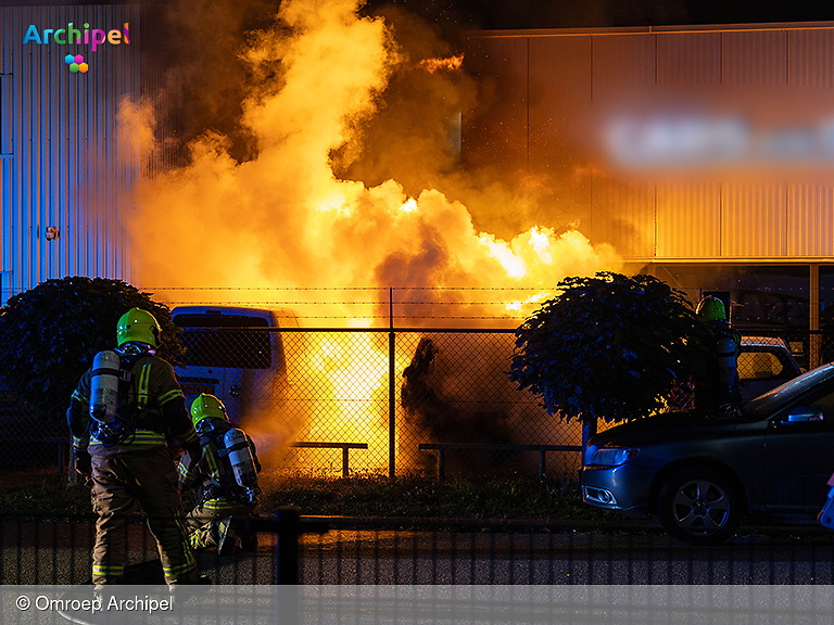 Foto behorende bij Auto volledig uitgebrand, drie andere voertuigen beschadigd