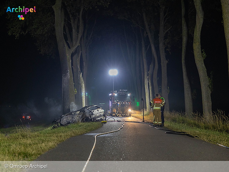 Foto behorende bij Dodelijk ongeval in Stellendam, auto in brand gevlogen