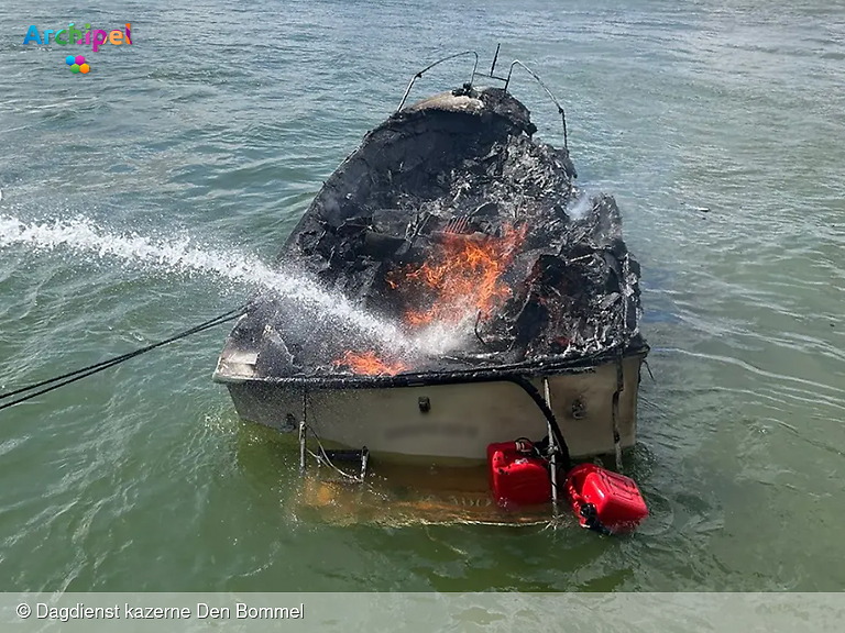 Foto behorende bij Brandweer rukt uit voor scheepsbrand op de Krammer