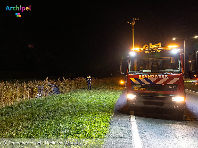 Foto behorende bij Auto eindigt tussen het riet langs N215