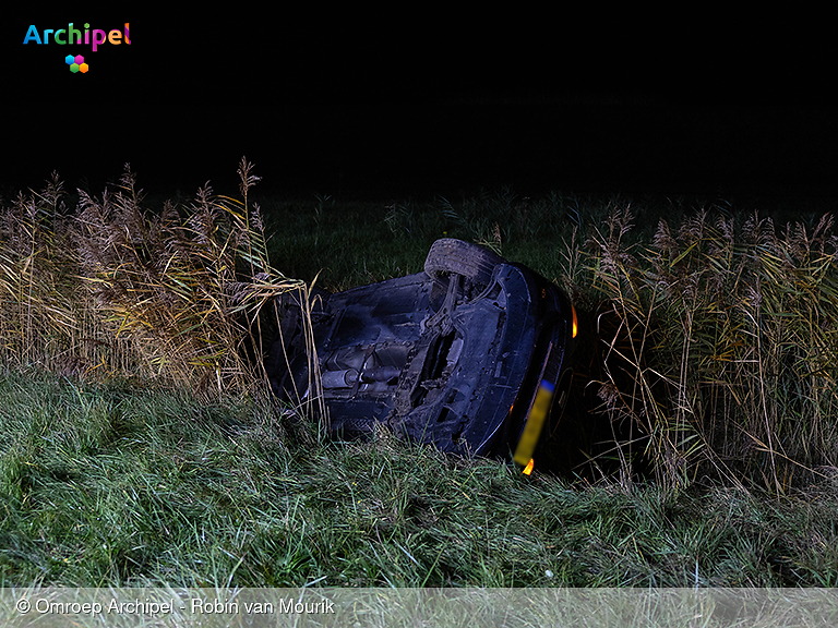 Foto behorende bij Auto eindigt tussen het riet langs N215