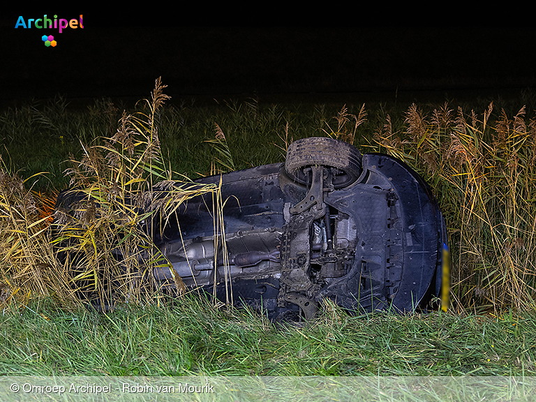 Foto behorende bij Auto eindigt tussen het riet langs N215