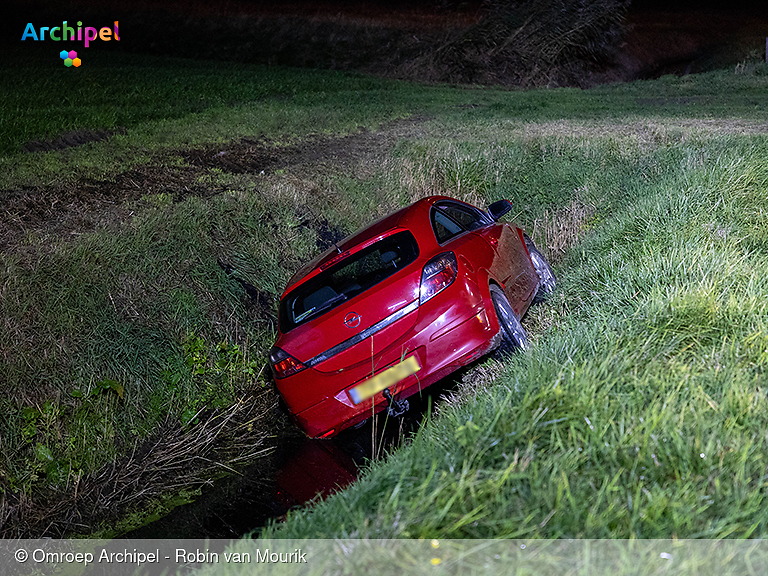 Foto behorende bij Automobilist en hond belanden in de sloot