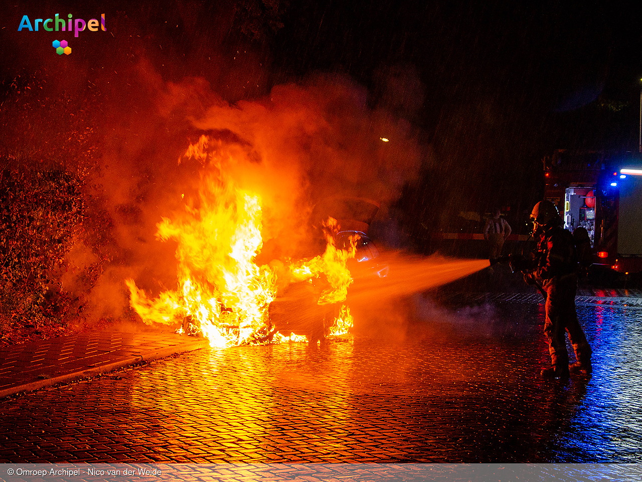 Foto behorende bij Brandweer blust uitslaande autobrand Foto behorende bij Brandweer blust uitslaande autobrand