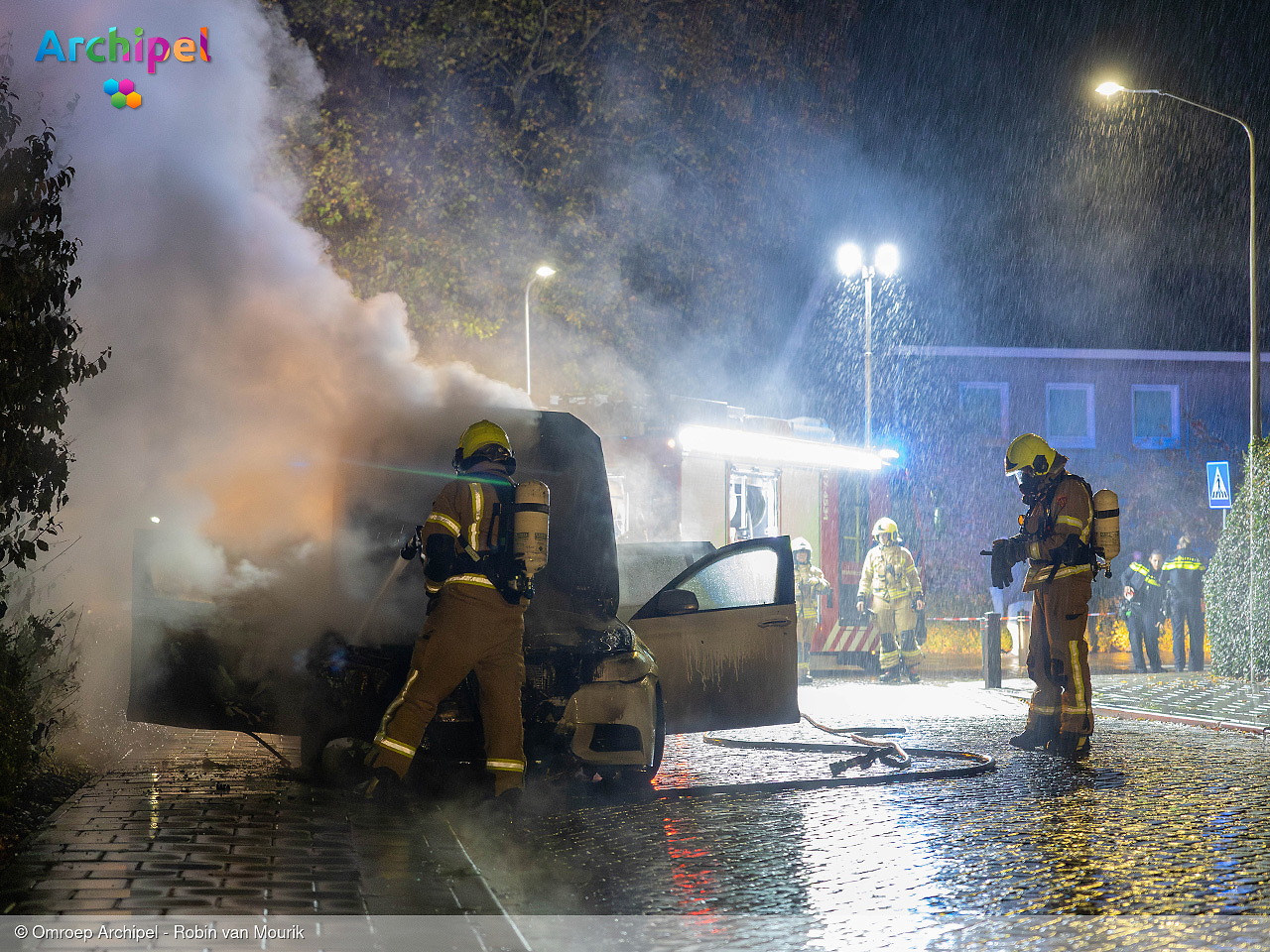 Foto behorende bij Brandweer blust uitslaande autobrand Foto behorende bij Brandweer blust uitslaande autobrand