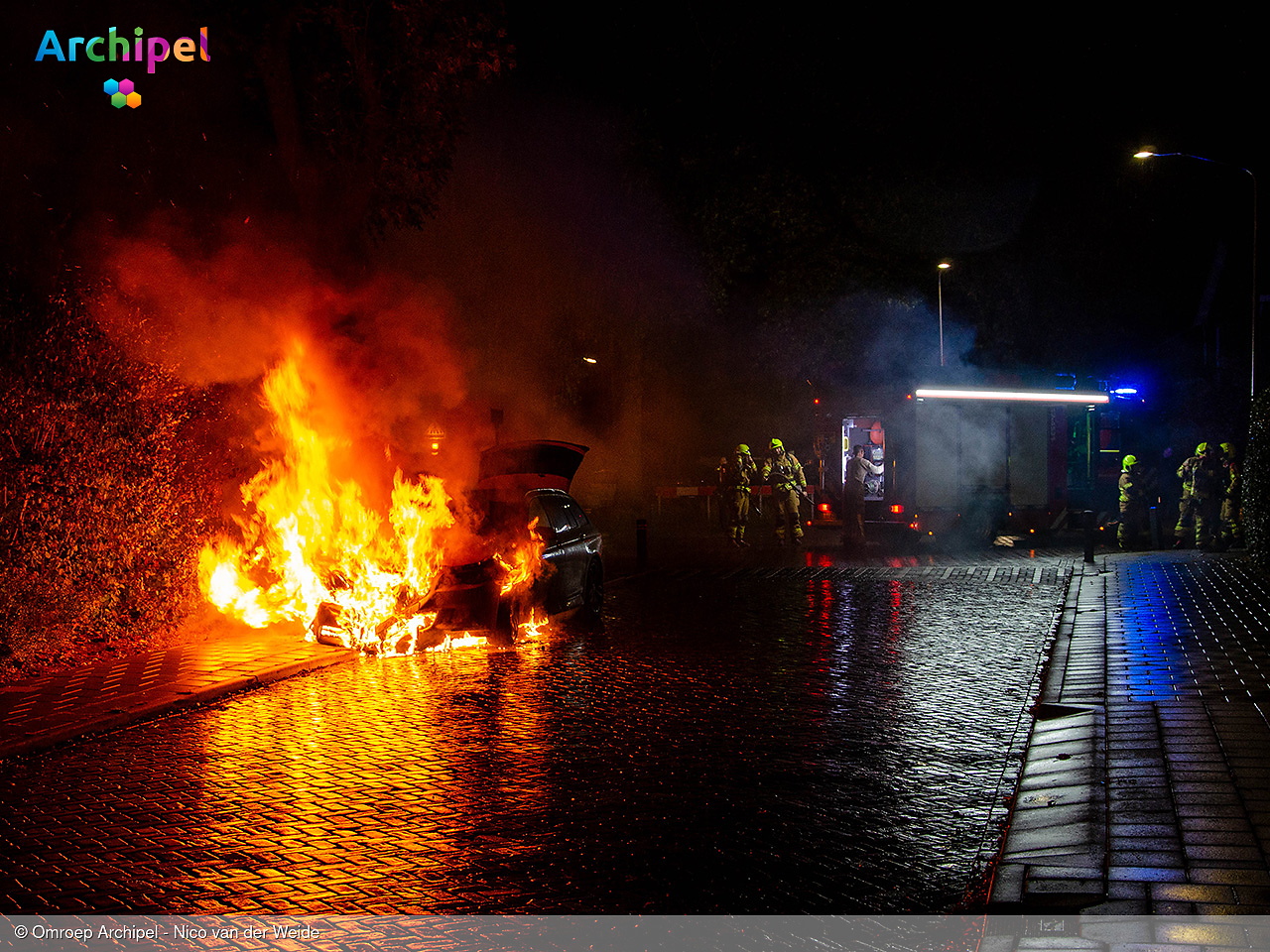 Foto behorende bij Brandweer blust uitslaande autobrand Foto behorende bij Brandweer blust uitslaande autobrand