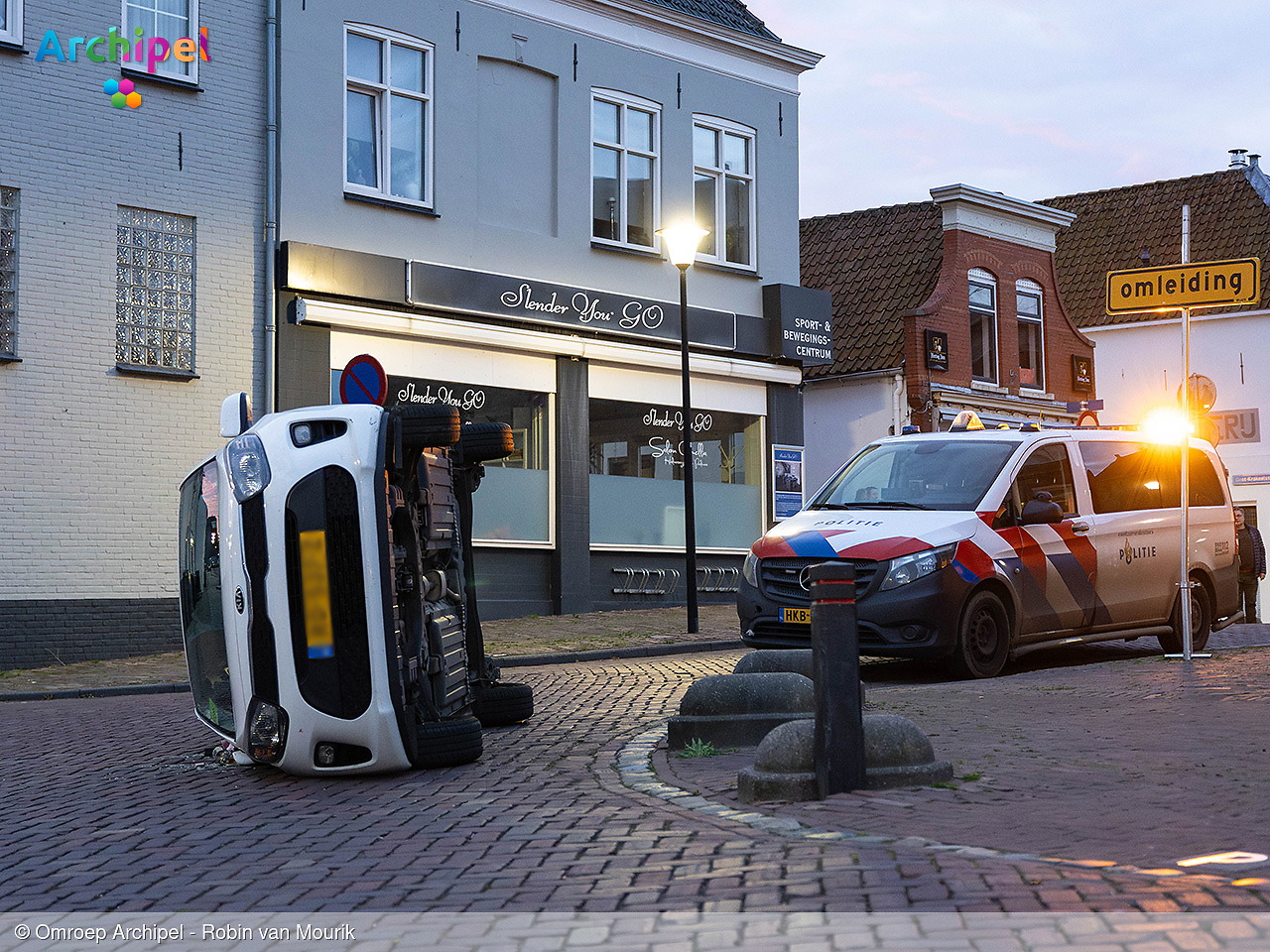 Foto behorende bij Auto op zijkant na botsing met biggenrug