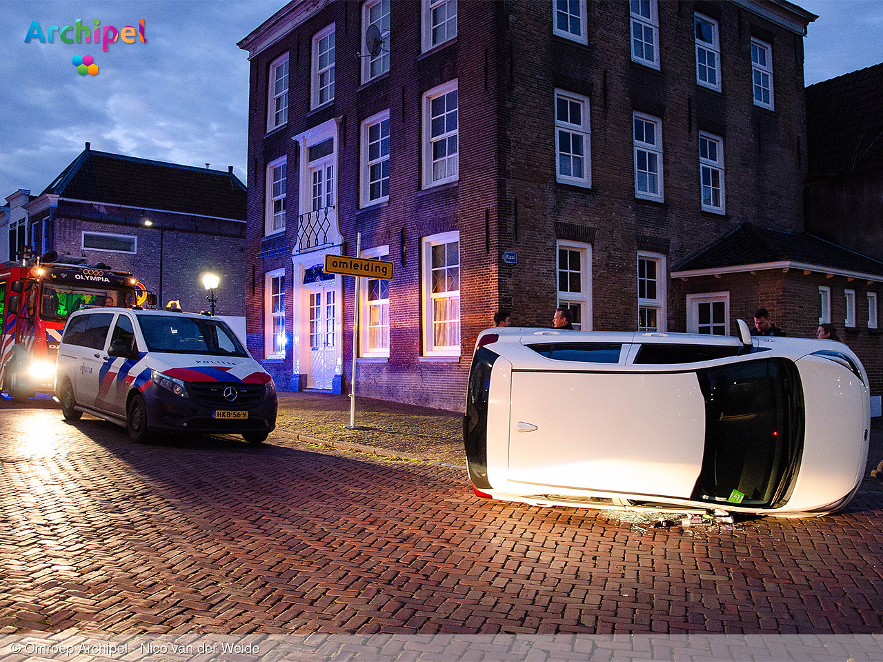 Foto behorende bij Auto op zijkant na botsing met biggenrug