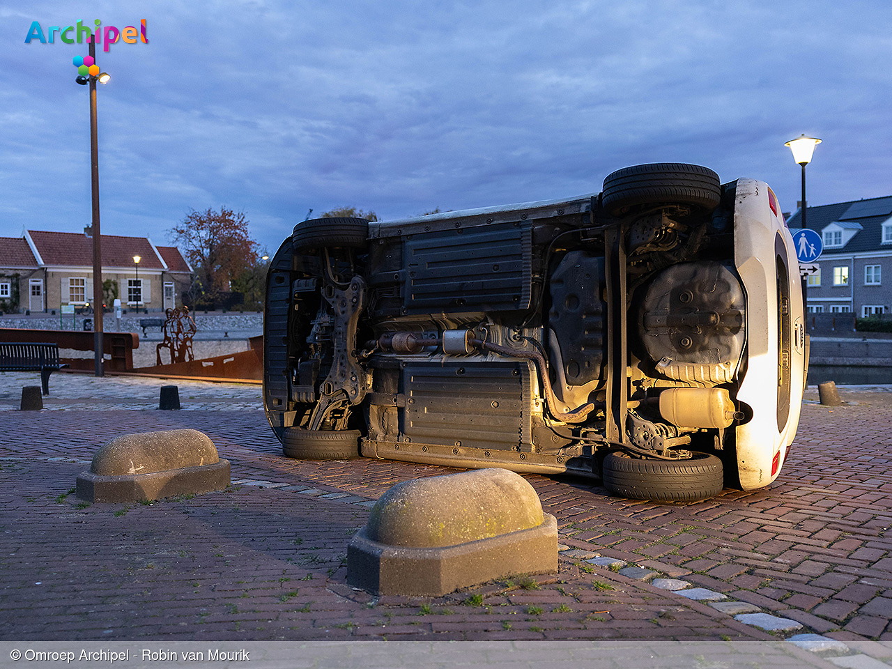 Foto behorende bij Auto op zijkant na botsing met biggenrug
