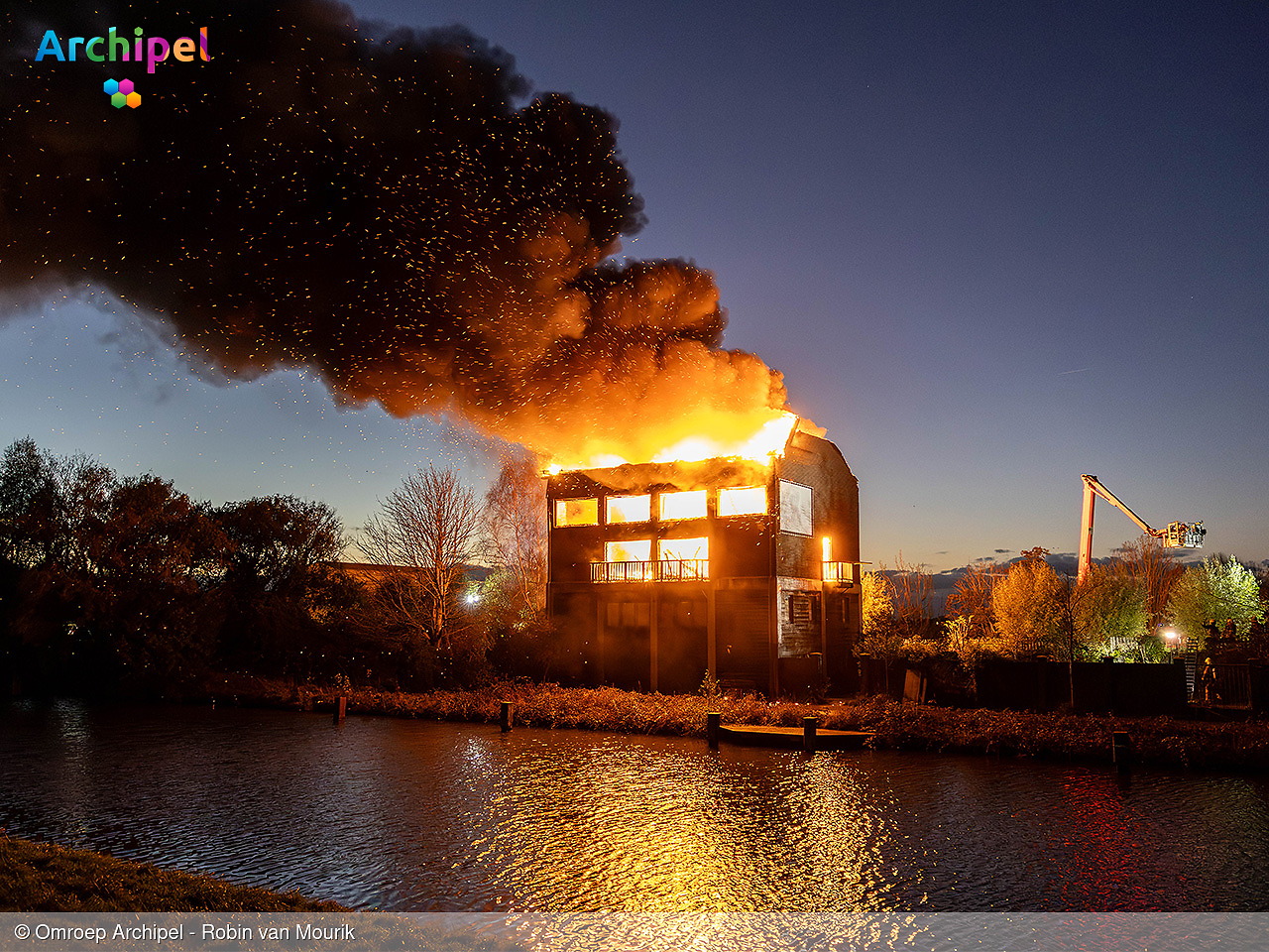 Foto behorende bij Grote brand in leegstaand pand in Middelharnis