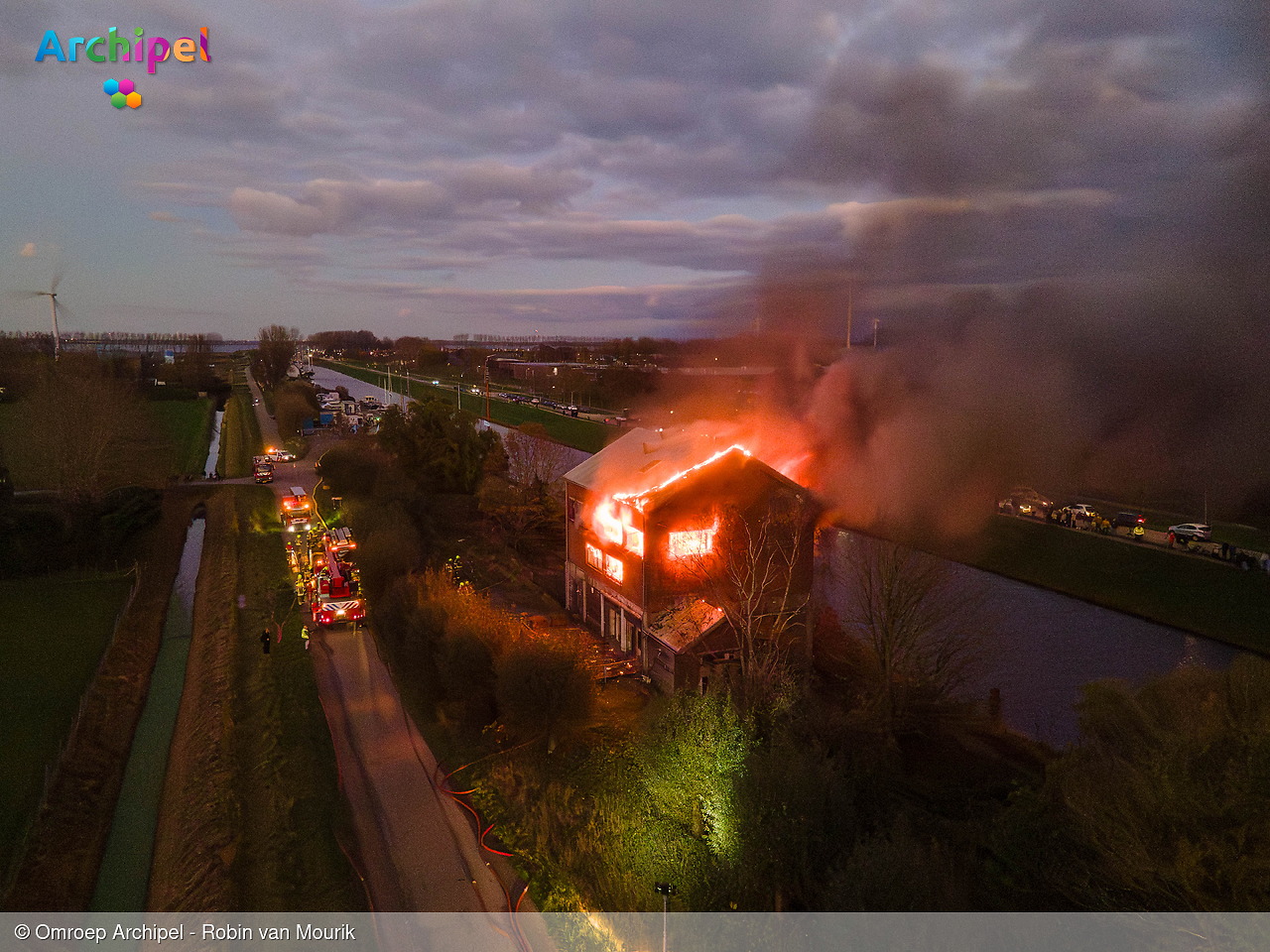 Foto behorende bij Grote brand in leegstaand pand in Middelharnis