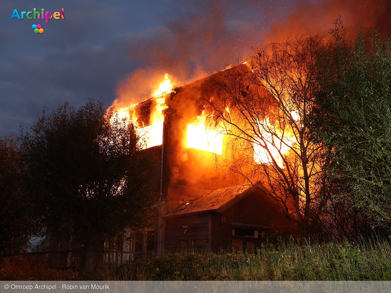Foto behorende bij Grote brand in leegstaand pand in Middelharnis
