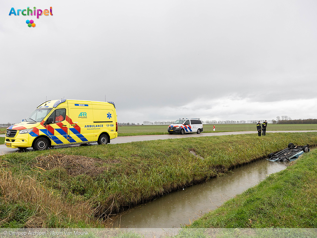 Foto behorende bij Auto botst tegen hek en belandt ondersteboven in sloot