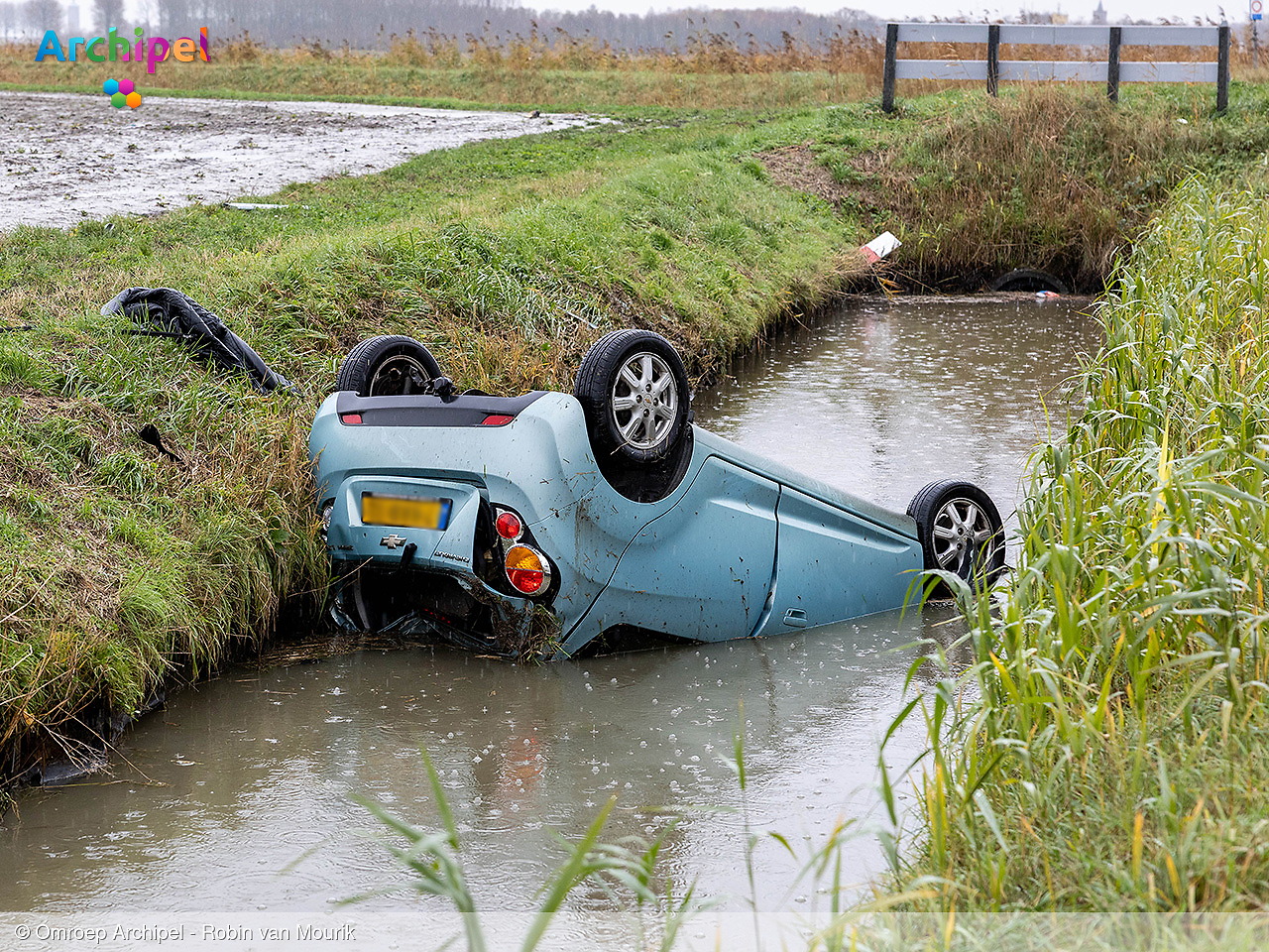 Foto behorende bij Auto botst tegen hek en belandt ondersteboven in sloot