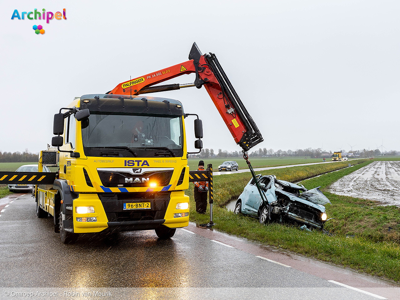 Foto behorende bij Auto botst tegen hek en belandt ondersteboven in sloot