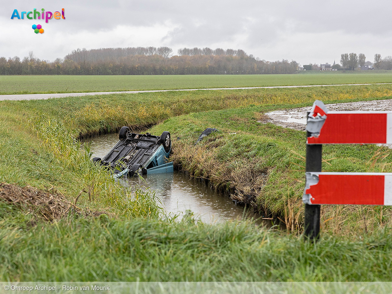 Foto behorende bij Auto botst tegen hek en belandt ondersteboven in sloot