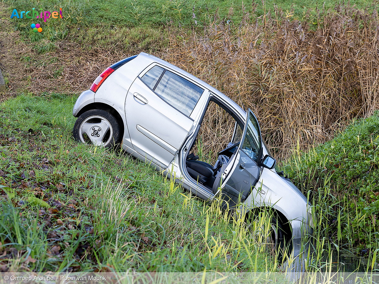 Foto behorende bij Auto belandt in sloot na uitwijkmanoeuvre