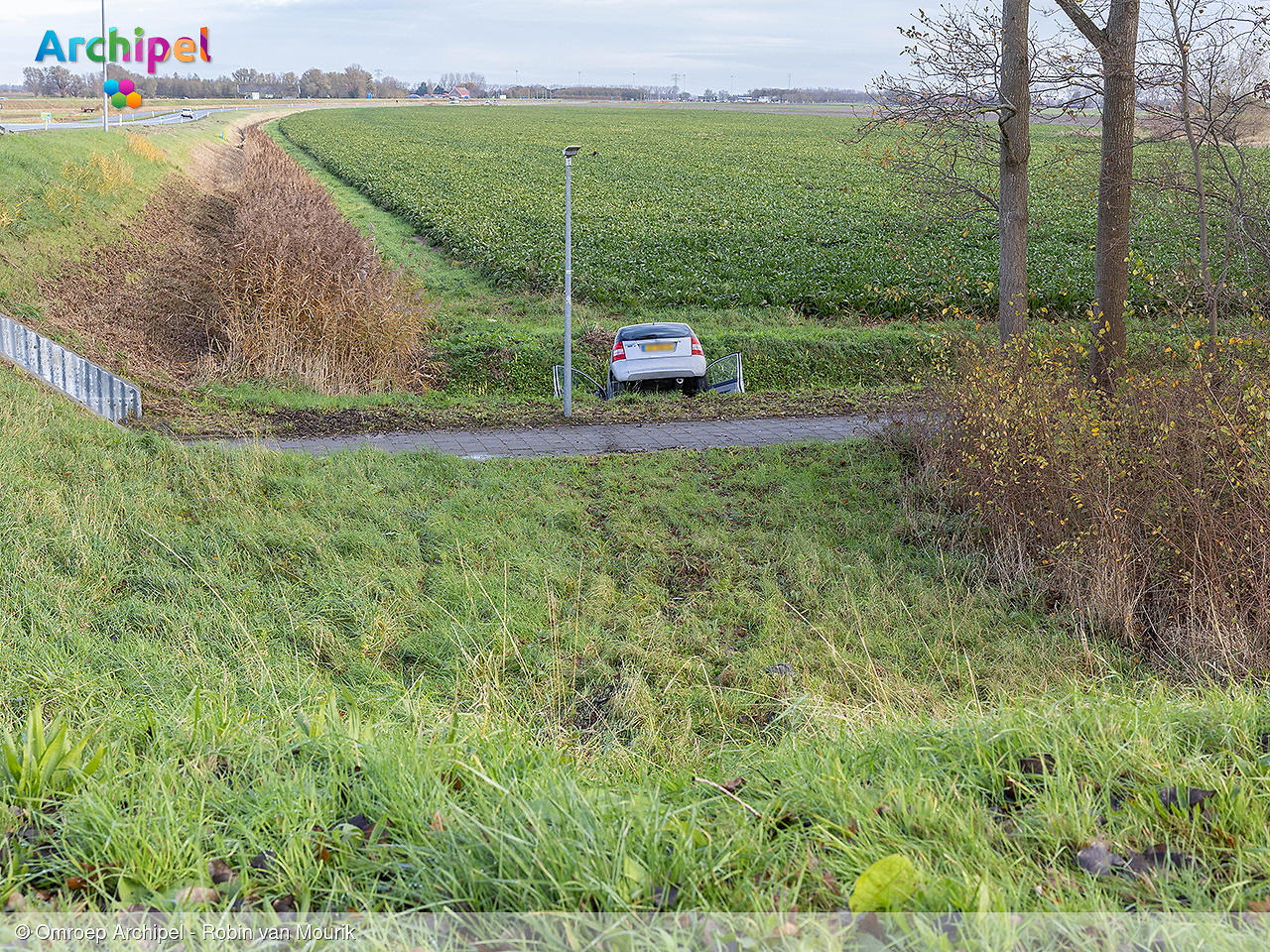 Foto behorende bij Auto belandt in sloot na uitwijkmanoeuvre