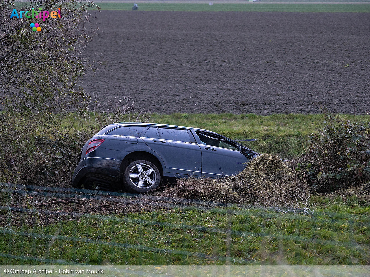 Foto behorende bij Wederom auto in de sloot, bestuurder aangehouden