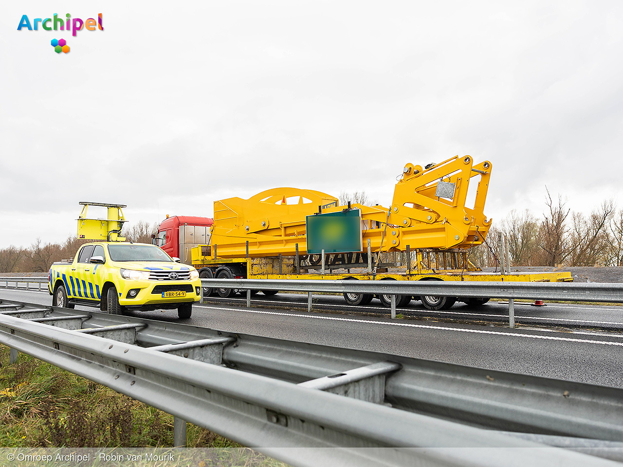 Foto behorende bij Persoon overleden na aanrijding met vrachtwagen op de N59