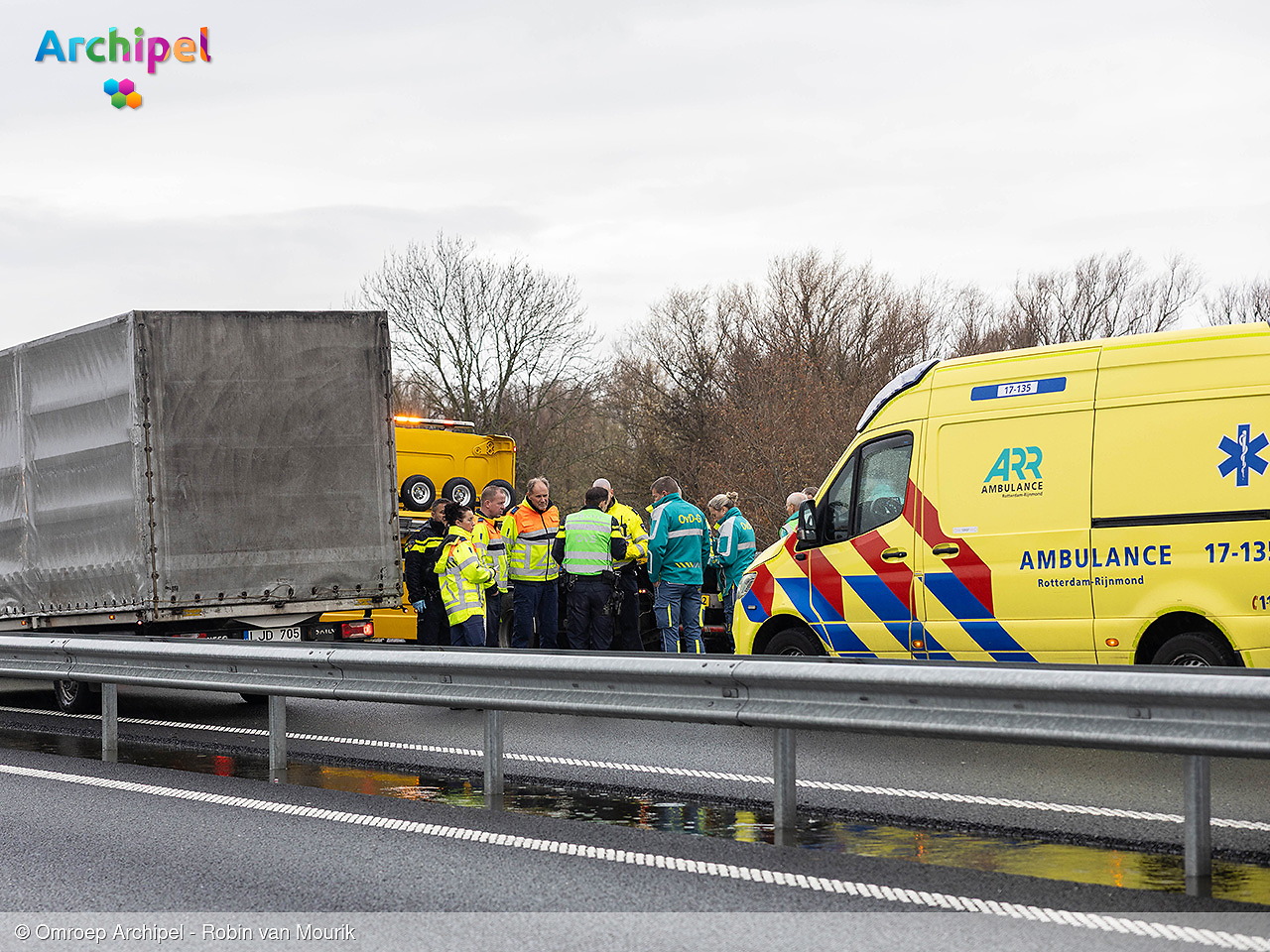 Foto behorende bij Persoon overleden na aanrijding met vrachtwagen op de N59