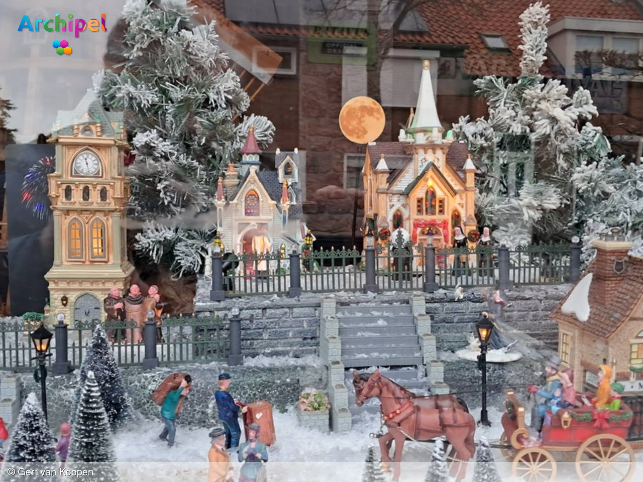 Foto behorende bij Stellendam geniet van versierde kerstetalage