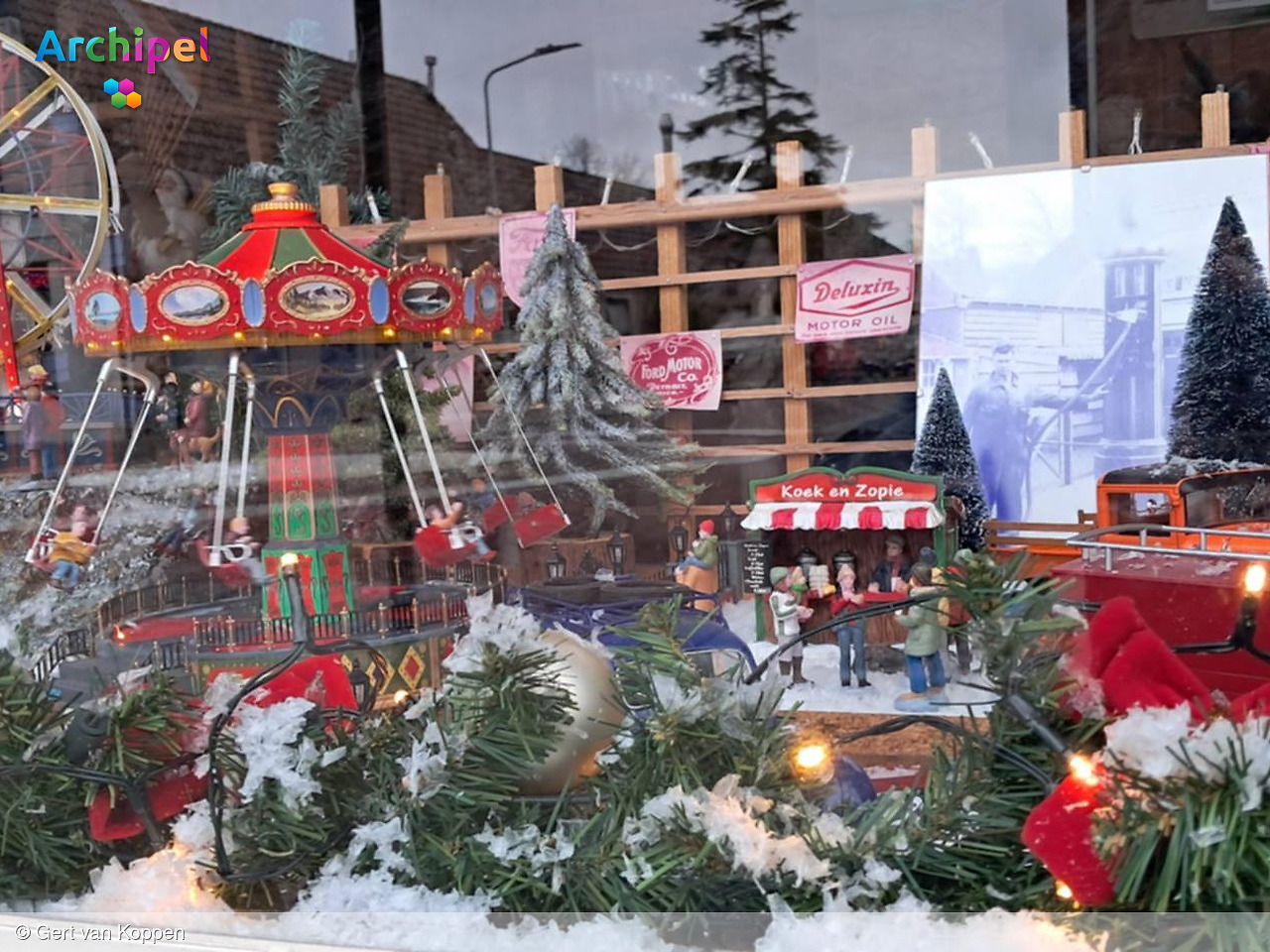 Foto behorende bij Stellendam geniet van versierde kerstetalage