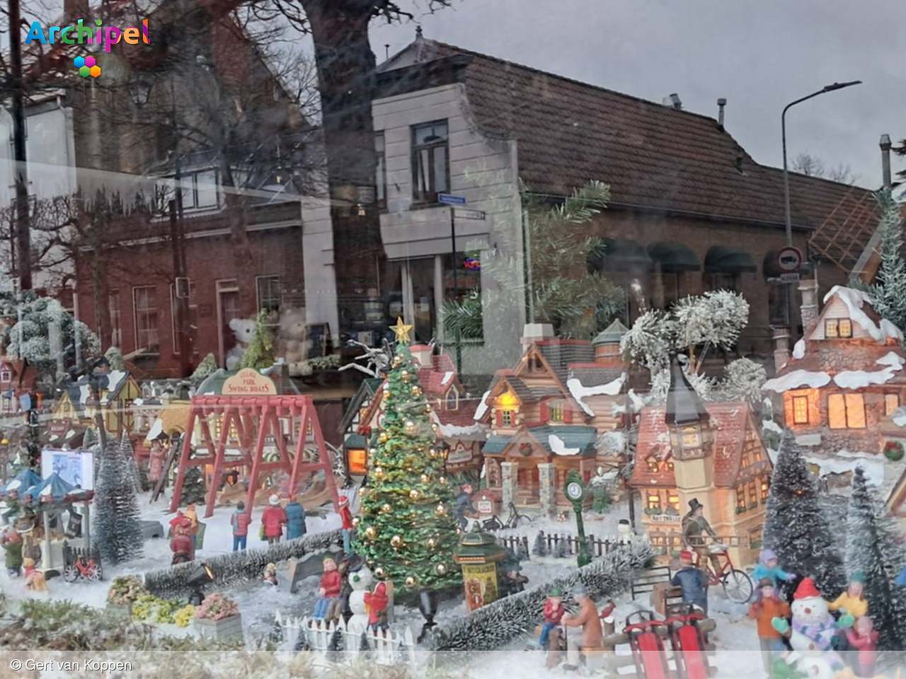 Foto behorende bij Stellendam geniet van versierde kerstetalage