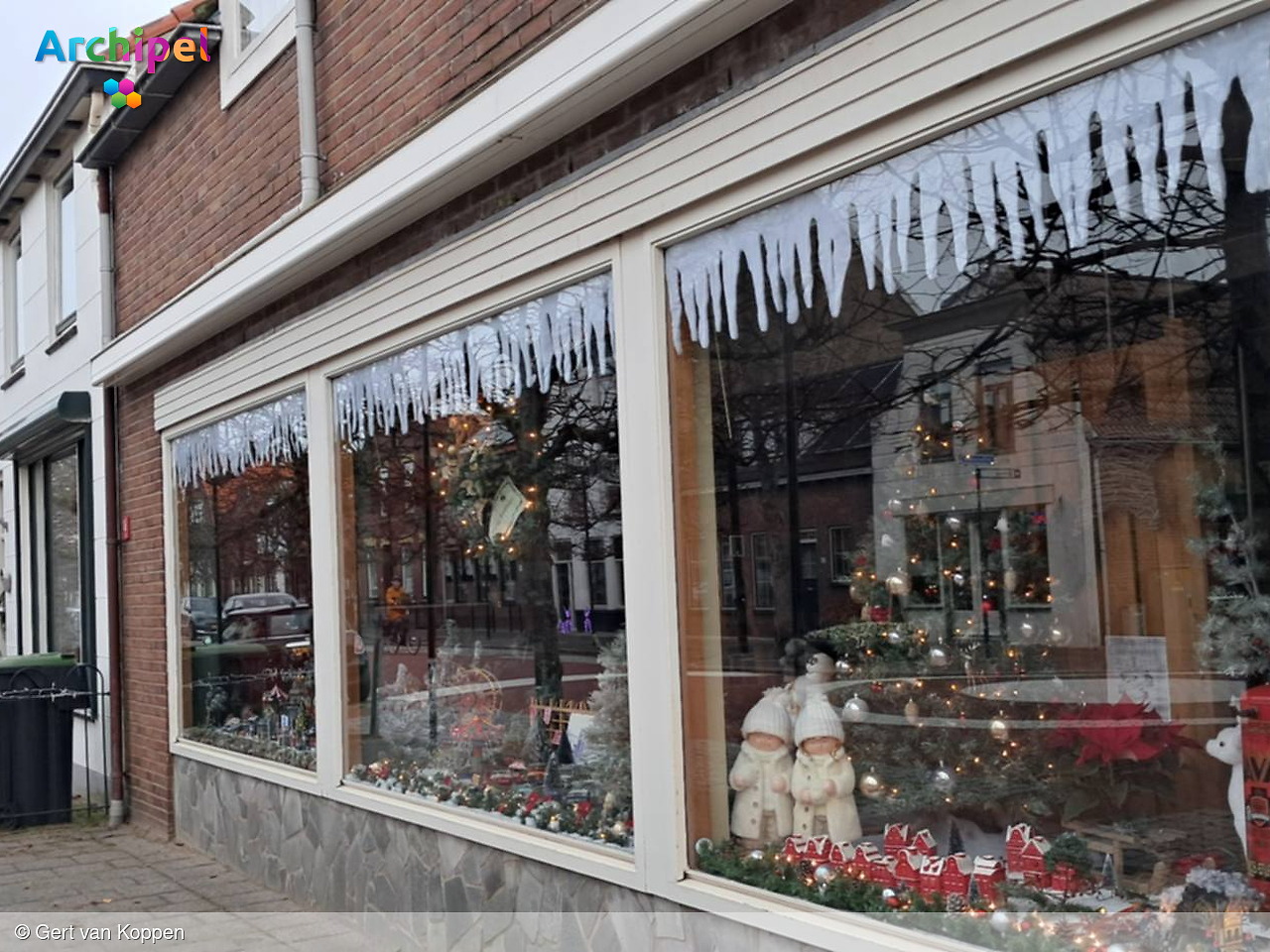 Foto behorende bij Stellendam geniet van versierde kerstetalage