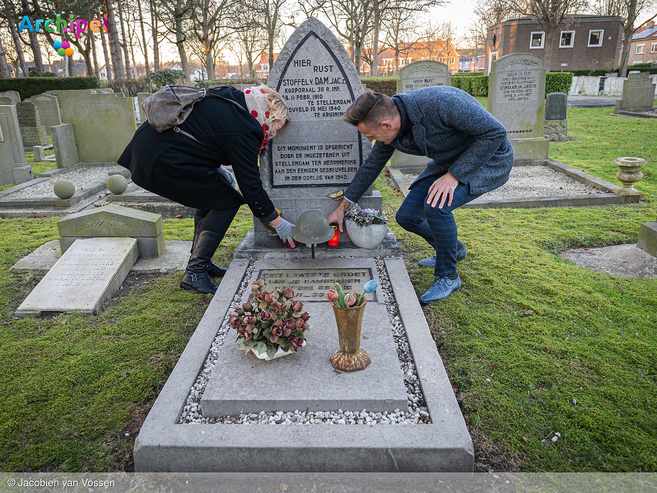 Foto behorende bij Wethouder Markwat ontsteekt lichtjes op oorlogsgraven Stellendam
