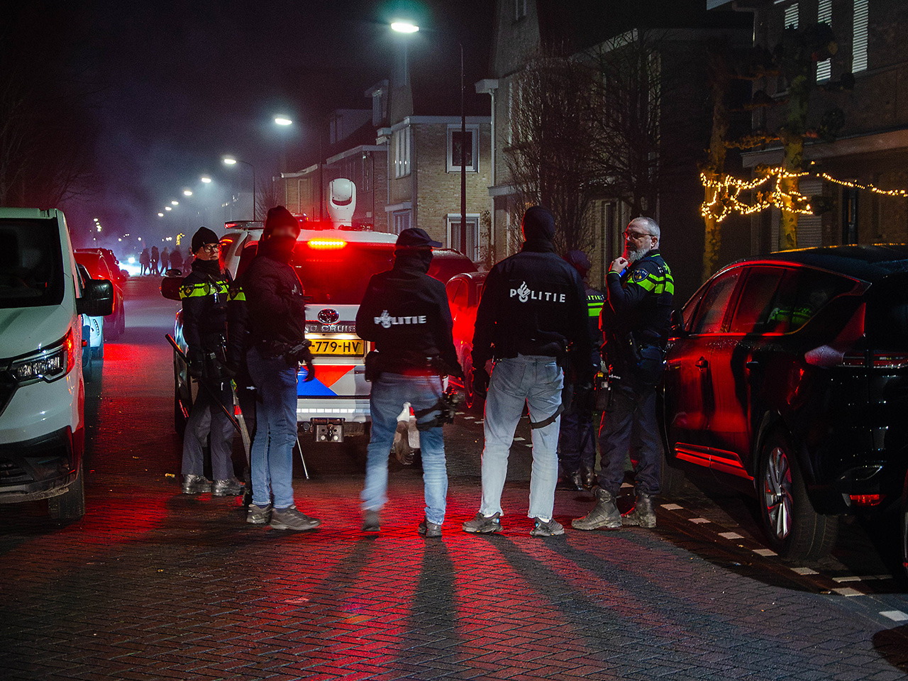 Foto behorende bij Onrustige avond in Middelharnis: politie voert charges uit