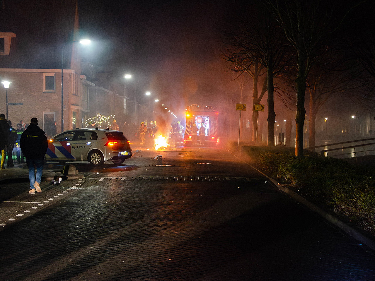 Foto behorende bij Onrustige avond in Middelharnis: politie voert charges uit