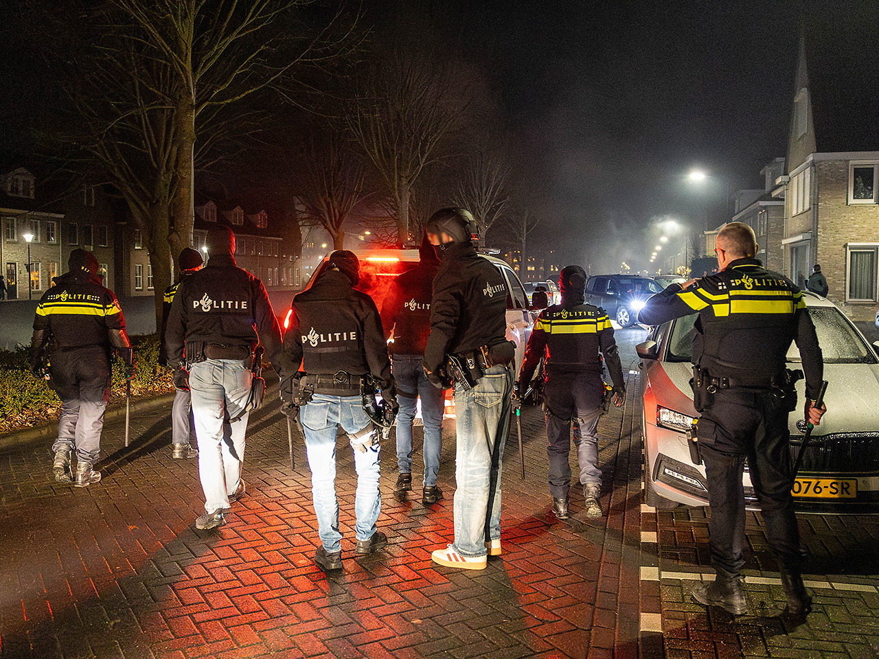 Foto behorende bij Onrustige avond in Middelharnis: politie voert charges uit