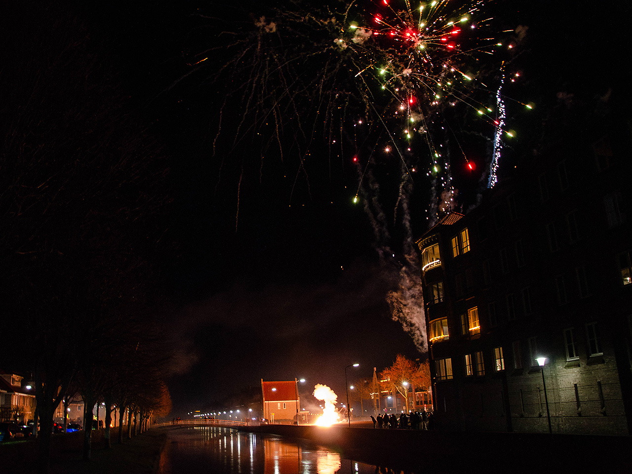 Foto behorende bij Onrustige avond in Middelharnis: politie voert charges uit
