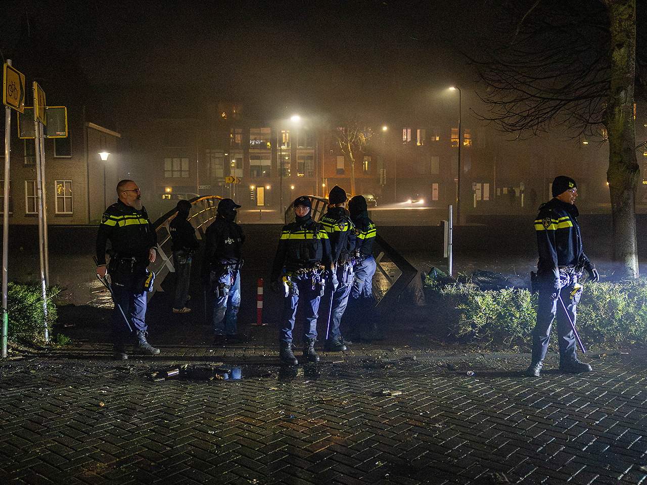 Foto behorende bij Onrustige avond in Middelharnis: politie voert charges uit