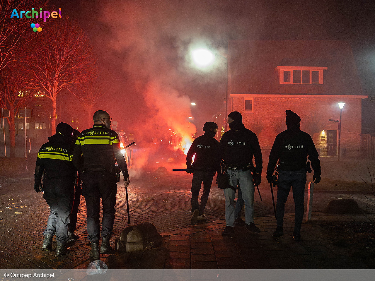 Foto behorende bij Onrustige avond in Middelharnis: politie voert charges uit