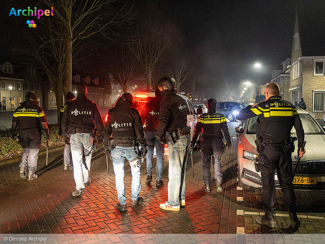 Foto behorende bij Onrustige avond in Middelharnis: politie voert charges uit