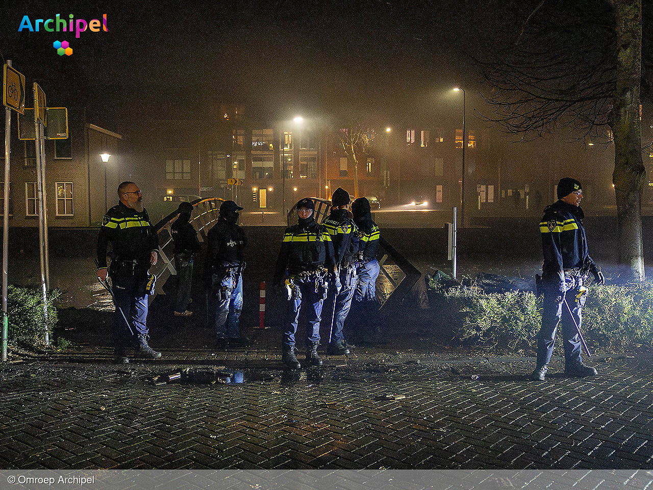 Foto behorende bij Onrustige avond in Middelharnis: politie voert charges uit