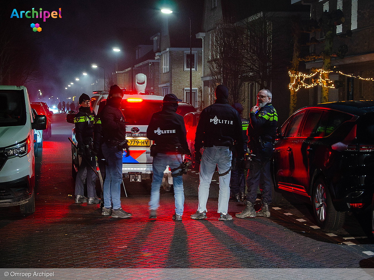 Foto behorende bij Onrustige avond in Middelharnis: politie voert charges uit