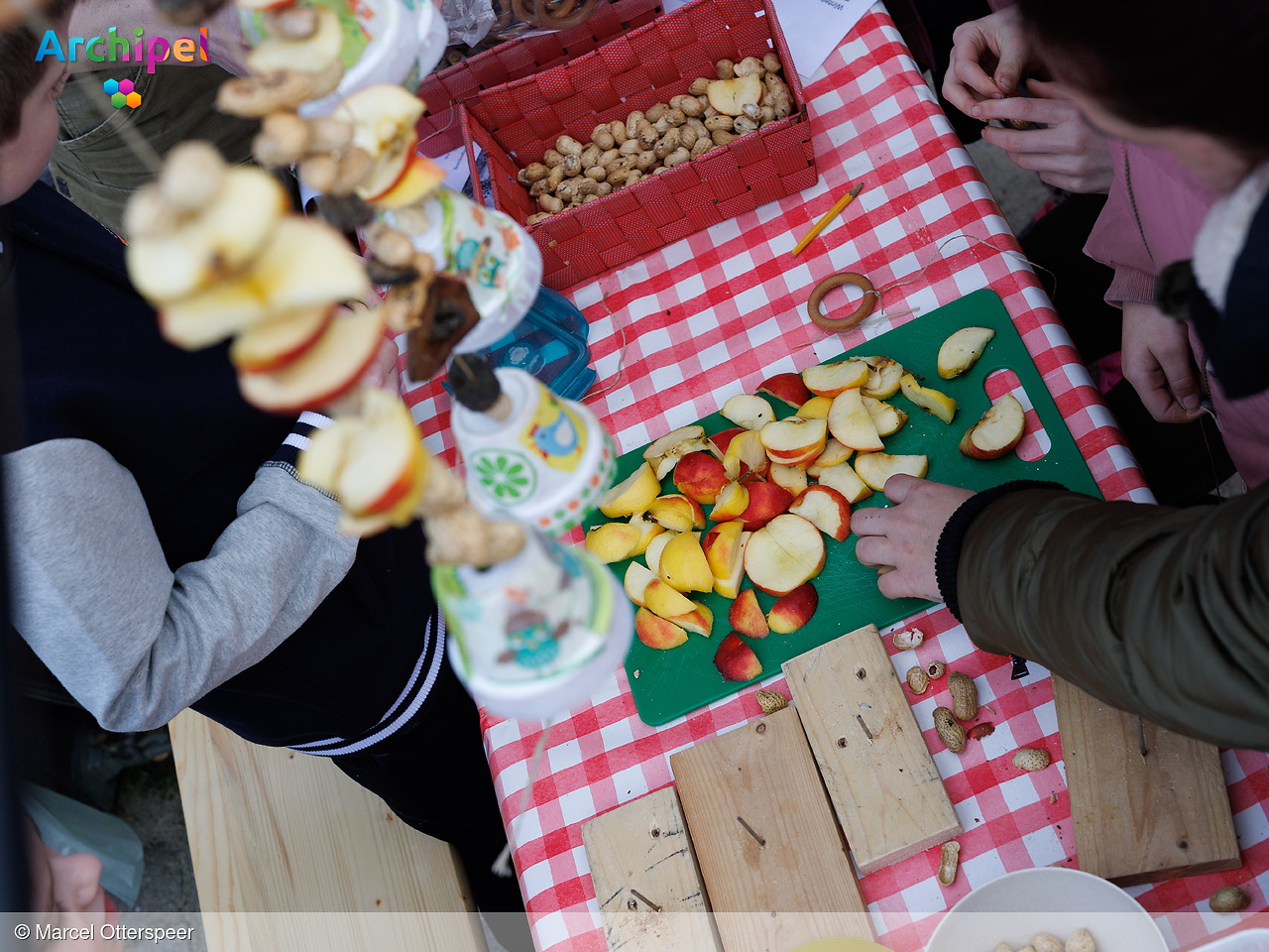 Foto behorende bij Zelf smoothie maken bij opening vergroend schoolplein Ooltgensplaat