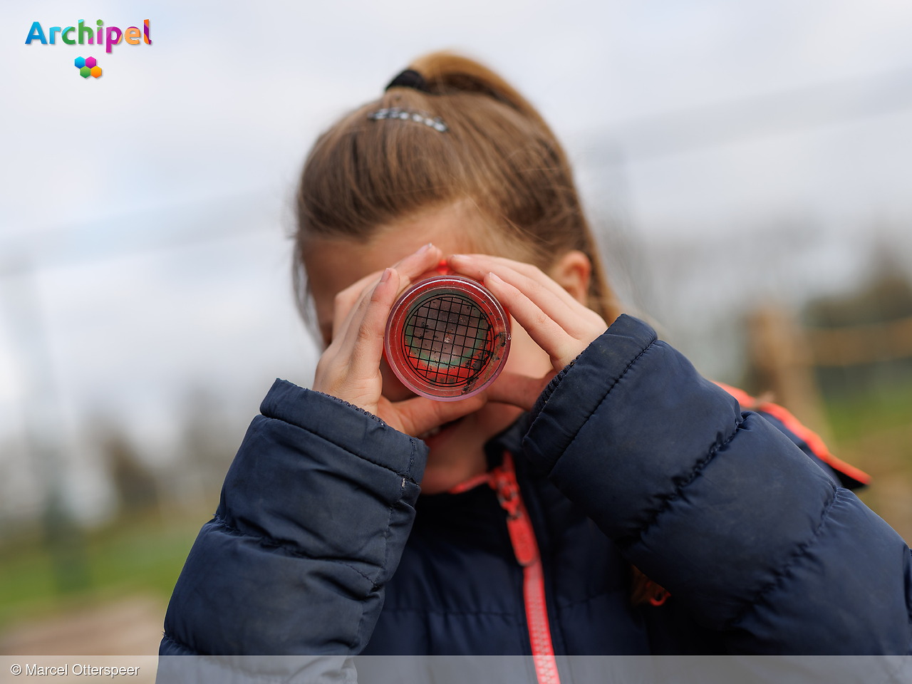 Foto behorende bij Zelf smoothie maken bij opening vergroend schoolplein Ooltgensplaat