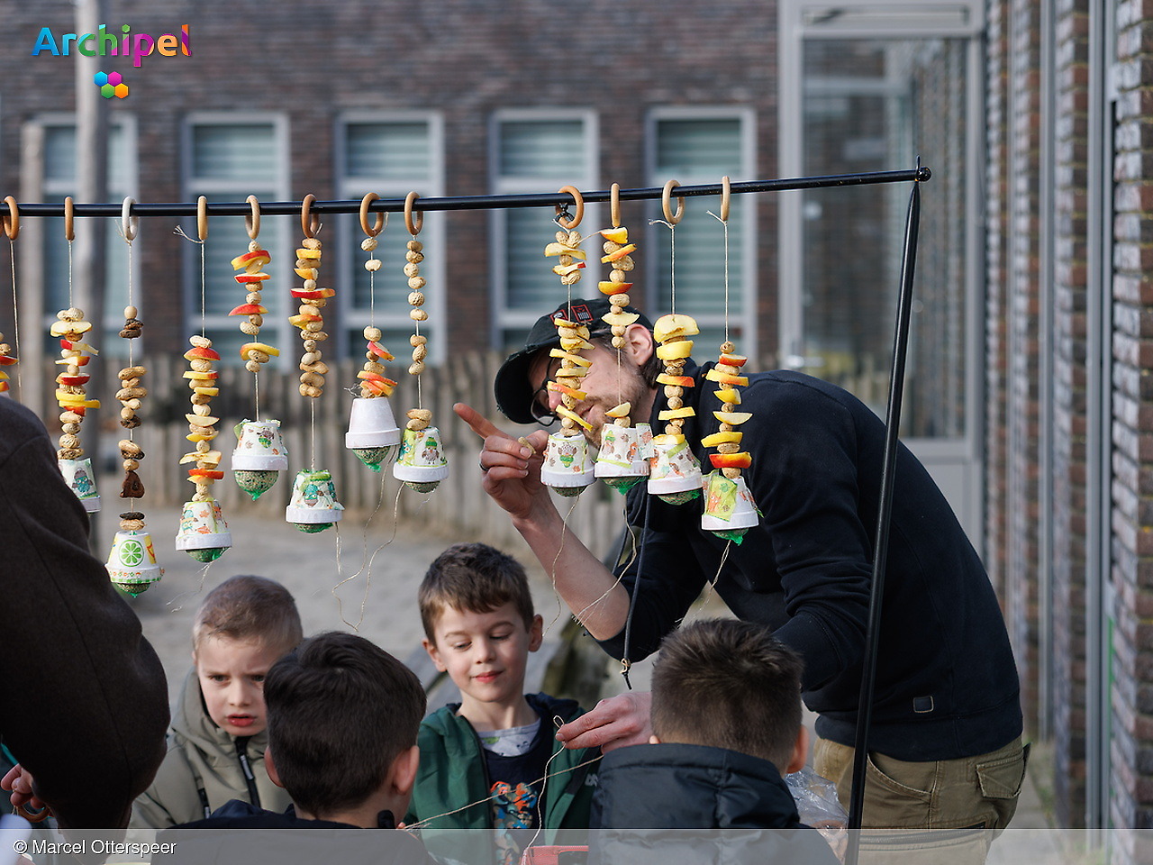 Foto behorende bij Zelf smoothie maken bij opening vergroend schoolplein Ooltgensplaat